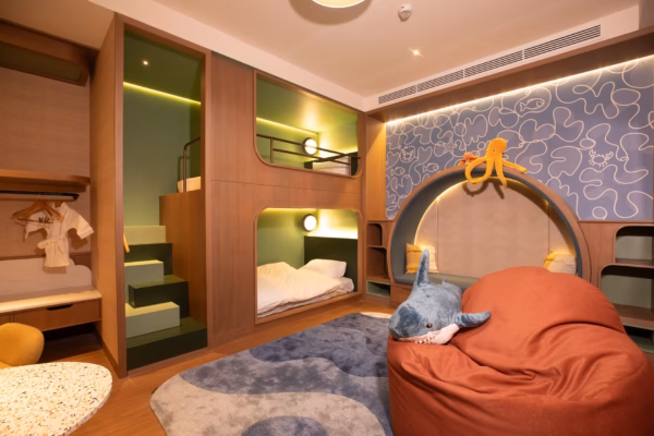 Kiedy rezerwować wakacje z dzieckiem - rodzina w hotelu